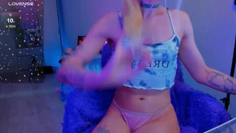 Snapshot of elli_26 chatting on March 5, 5:42 pm Ellie online show from March 5, 5:42 pm