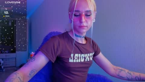 Snapshot of elli_26 chatting on April 10, 4:12 pm Ellie online show from April 10, 4:12 pm