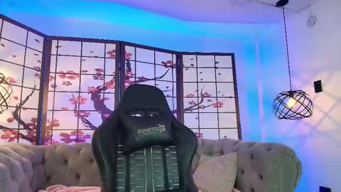 Snapshot of ellie_bloom18 chatting on December 21, 7:32 pm Ellie Bloom online show from December 21, 7:32 pm