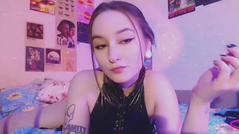 Snapshot of ellie_vibe chatting on December 10, 7:32 pm Eleonora online show from December 10, 7:32 pm