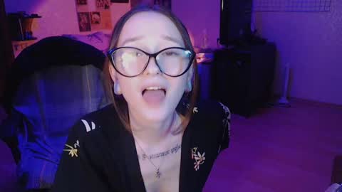 Snapshot of ellie_vibe chatting on December 13, 4:05 pm Eleonora online show from December 13, 4:05 pm