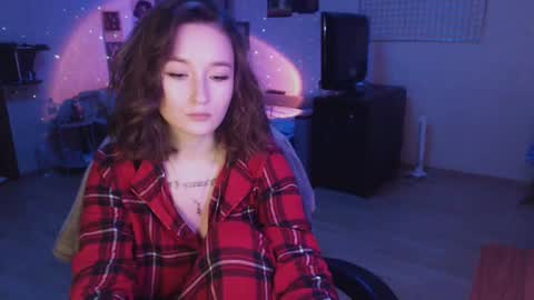 Snapshot of ellie_vibe chatting on December 18, 6:14 pm Eleonora online show from December 18, 6:14 pm