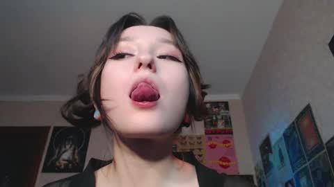 Snapshot of ellie_vibe chatting on February 4, 7:11 pm Eleonora online show from February 4, 7:11 pm