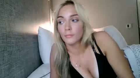 Snapshot of elliebellyy chatting on September 29, 11:20 pm Ellie online show from September 29, 11:20 pm