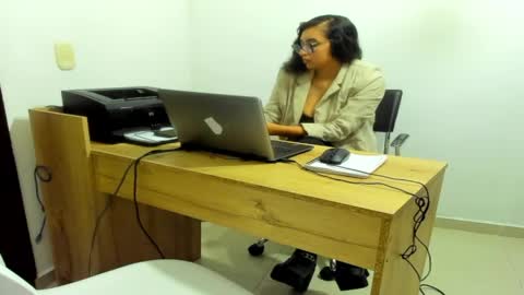 Snapshot of elliee_wlisson chatting on May 26, 4:08 am elliee_wlisson online show from May 26, 4:08 am