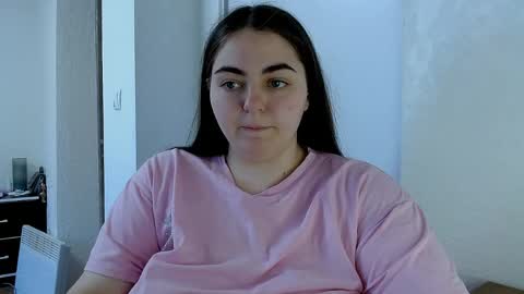 Snapshot of ellies_8 chatting on May 4, 8:10 am Ellie online show from May 4, 8:10 am