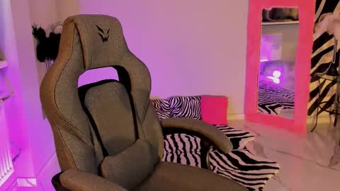 Elin online show from February 14, 12:35 pm