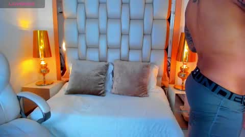 E L L I O T    V E L E Z online show from March 4, 8:49 pm