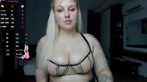 Snapshot of elly_blondy chatting on June 25, 2:43 pm Elly online show from June 25, 2:43 pm