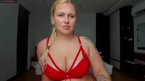 Snapshot of elly_blondy chatting on July 5, 4:14 pm Elly online show from July 5, 4:14 pm