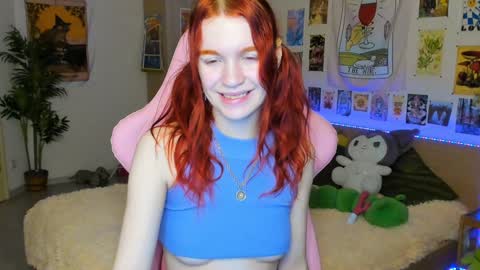 Snapshot of elly_milas chatting on December 2, 6:20 am Elly     Fansly  online show from December 2, 6:20 am