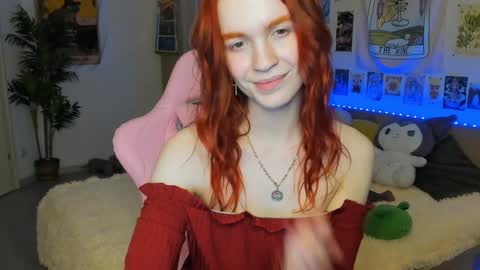 Snapshot of elly_milas chatting on December 2, 6:21 pm Elly     Fansly  online show from December 2, 6:21 pm