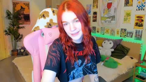 Snapshot of elly_milas chatting on January 14, 8:31 am Elly     Fansly  online show from January 14, 8:31 am