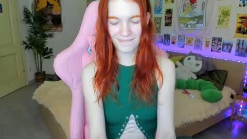 Snapshot of elly_milas chatting on March 1, 11:28 am Elly     Fansly  online show from March 1, 11:28 am