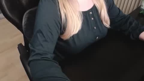 Elly online show from October 18, 9:37 pm