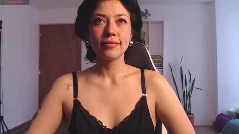Snapshot of elly_uwuw chatting on October 22, 9:14 pm Emy Castro online show from October 22, 9:14 pm