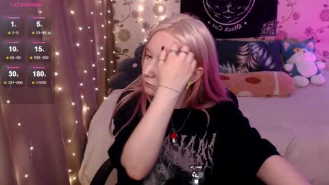 Snapshot of elovinora chatting on December 1, 11:14 pm Ela give me a thumbs up if you like it and this is important for the development of the account online show from December 1, 11:14 pm