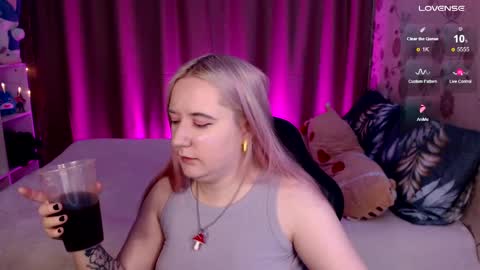 Snapshot of elovinora chatting on December 17, 8:10 pm Ela give me a thumbs up if you like it and this is important for the development of the account online show from December 17, 8:10 pm