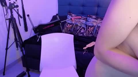 elowen_halley1 online show from September 27, 6:40 am