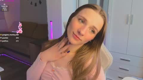elsa_cute1 online show from April 9, 6:19 am