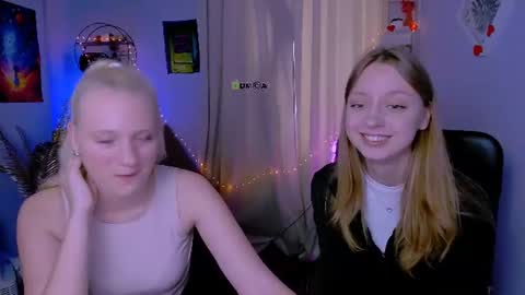 Snapshot of elyra_lir chatting on June 9, 2:06 pm Elly online show from June 9, 2:06 pm