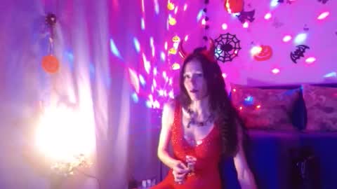 Elisa online show from October 31, 8:21 pm