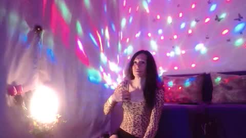 Elisa online show from April 15, 7:10 pm