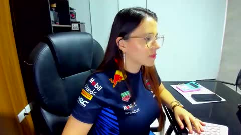 Snapshot of ema_04 chatting on December 18, 9:43 pm Estefany Martinez Acua INSTAGRAM ema 04oficial online show from December 18, 9:43 pm