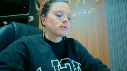 Snapshot of ema_04 chatting on February 2, 3:11 pm Estefany Martinez Acua INSTAGRAM ema 04oficial online show from February 2, 3:11 pm