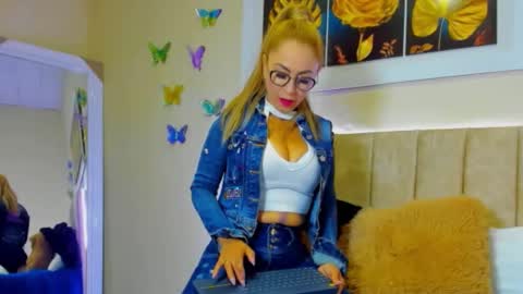 Snapshot of ema_garciaa chatting on September 13, 10:59 am ema garcia  online show from September 13, 10:59 am