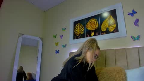 Snapshot of ema_garciaa chatting on October 2, 12:34 pm ema garcia  online show from October 2, 12:34 pm