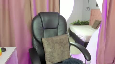 Snapshot of emalinda__hills chatting on February 8, 2:59 am EMA online show from February 8, 2:59 am