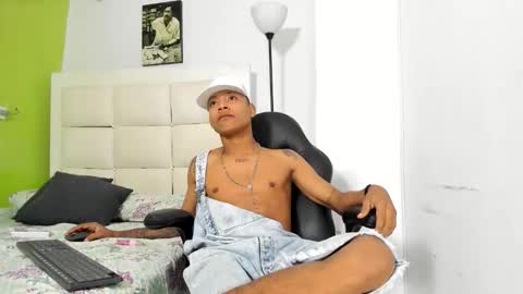 Snapshot of emanuel_23cm_ chatting on February 25, 2:10 am EMANUEL online show from February 25, 2:10 am