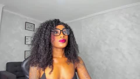 Snapshot of emattaylor chatting on February 25, 1:10 pm . online show from February 25, 1:10 pm