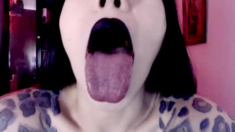 Snapshot of emearld_black chatting on June 4, 3:56 am Emerald Black online show from June 4, 3:56 am