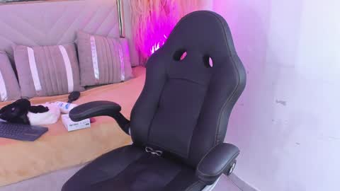 Snapshot of emelie_ch_ chatting on December 12, 8:47 am Emily  online show from December 12, 8:47 am