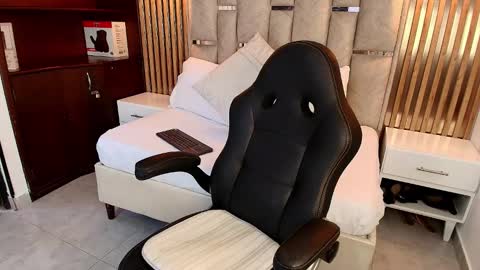 Snapshot of emelie_ch_ chatting on September 17, 9:38 pm Emily  online show from September 17, 9:38 pm