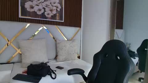 Snapshot of emelie_ch_ chatting on January 18, 4:11 pm Emily online show from January 18, 4:11 pm