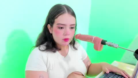 Snapshot of emely_pregnant1 chatting on February 4, 12:05 am Emy online show from February 4, 12:05 am