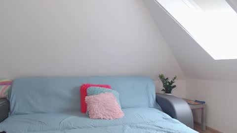Snapshot of emerald_kittycat chatting on July 6, 10:45 am just me online show from July 6, 10:45 am