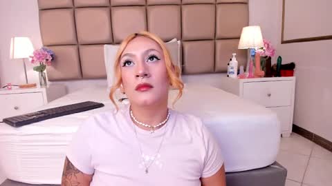 Snapshot of emiily_roberts1 chatting on January 11, 7:05 pm EMILY ROBERTS online show from January 11, 7:05 pm