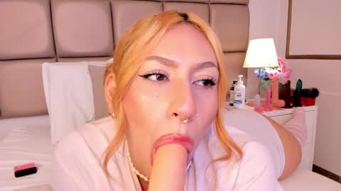 Snapshot of emiily_roberts1 chatting on January 11, 10:07 pm EMILY ROBERTS online show from January 11, 10:07 pm