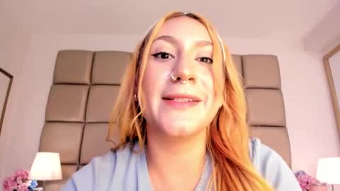 Snapshot of emiily_roberts1 chatting on January 22, 10:59 pm EMILY ROBERTS online show from January 22, 10:59 pm