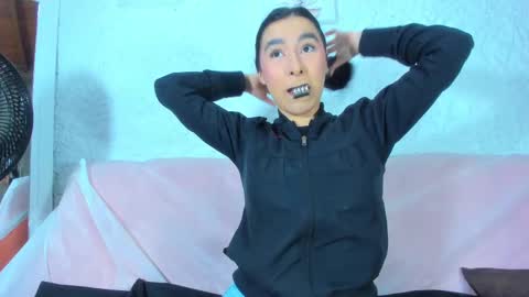 Snapshot of emiily_s chatting on March 1, 12:01 pm Emily online show from March 1, 12:01 pm