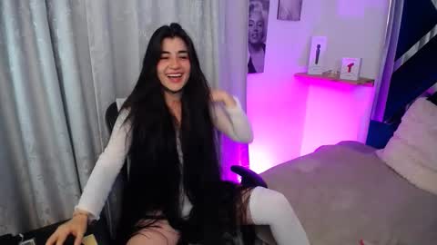 emilayton_ online show from December 3, 6:37 am