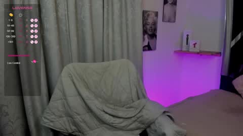 emilayton_ online show from February 11, 4:33 am