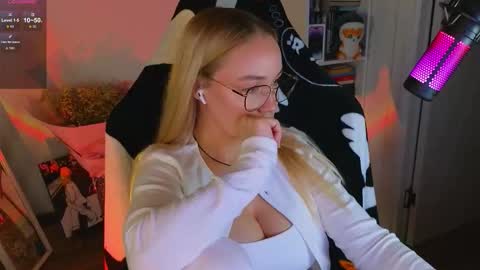 Snapshot of emili1_bc chatting on September 20, 6:42 pm Emili online show from September 20, 6:42 pm