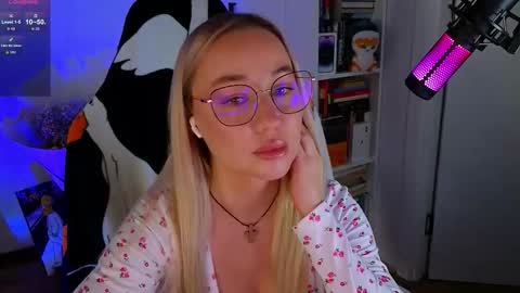 Snapshot of emili1_bc chatting on October 4, 8:34 am Emili online show from October 4, 8:34 am