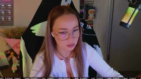 Snapshot of emili1_bc chatting on November 18, 6:01 pm Emili online show from November 18, 6:01 pm