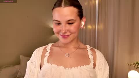 Snapshot of emilia_dream chatting on June 23, 6:17 pm emilia_dream online show from June 23, 6:17 pm